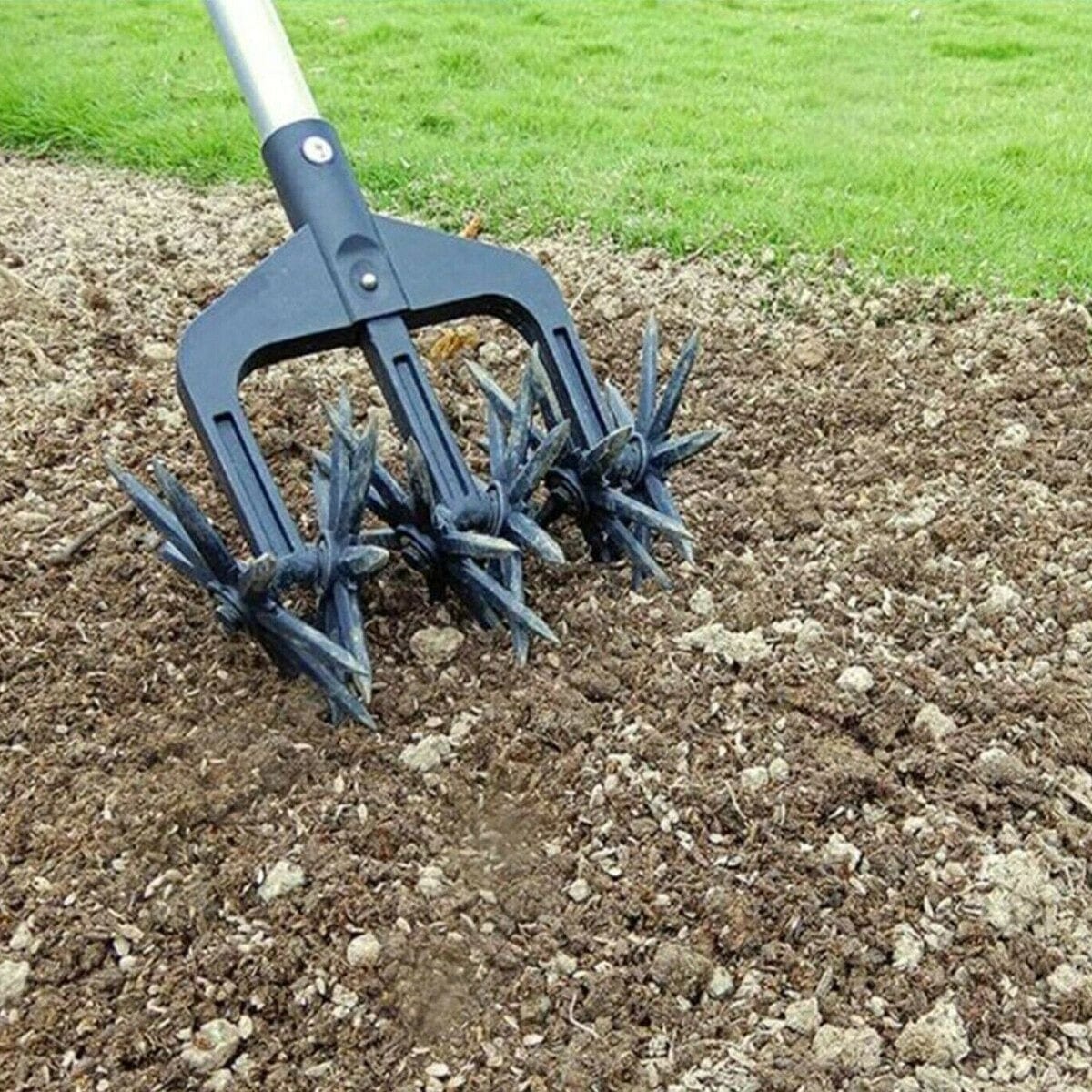 Outil de jardinage rotatif pour culture et aération du sol