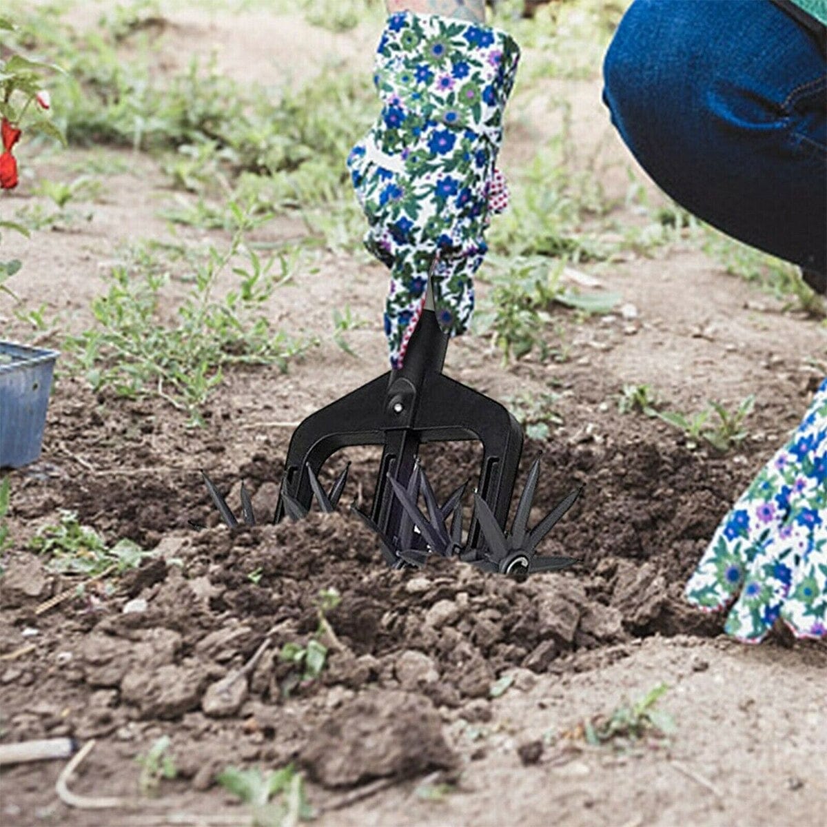 Outil de jardinage rotatif pour culture et aération du sol